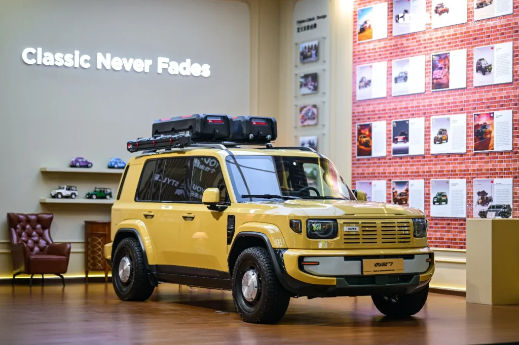 SUV iCAUR V27 REEV amarillo con portaequipajes de expedición en el Ecosystem Showroom bajo el lema Classic Never Fades