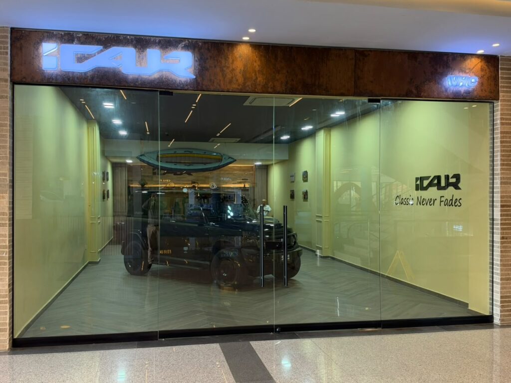 Fachada de la vitrina iCAUR Vehicosta Barranquilla en el Centro Comercial Le Meridien con un SUV iCAUR V23 EV negro en exhibición